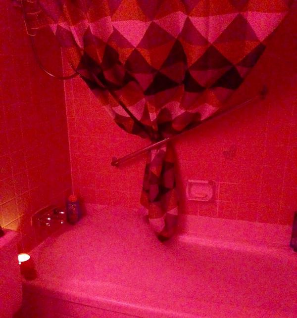 lucky_care's tweet image. That&apos;s what&apos;s up 👌 #Relaxation #spookyLights #BubbleBath #CanNeverHaveTooManyBubbles