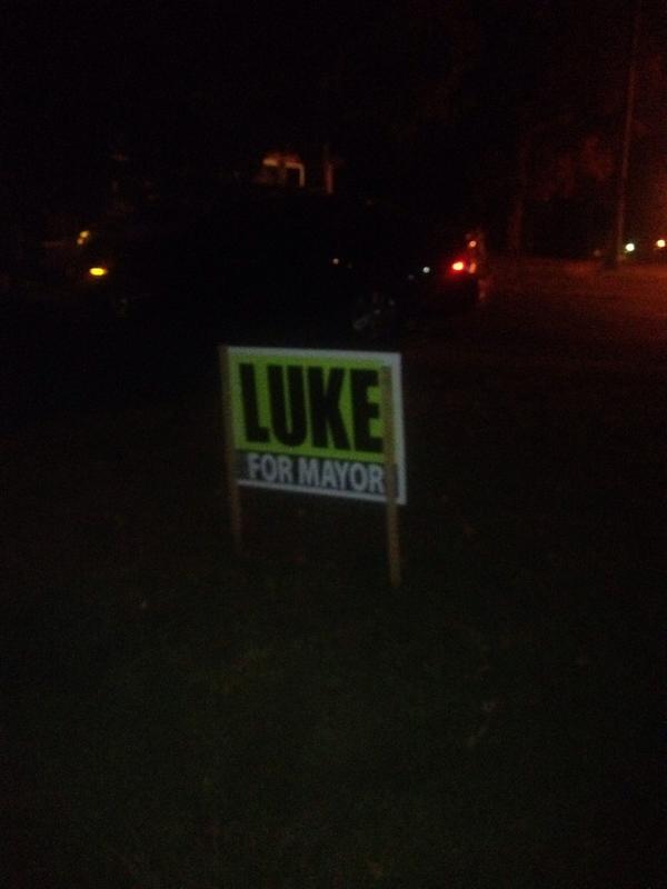 luke0427's tweet photo. Someone put this on my lawn. I guess I'm in the running http://t.co/wjaIfaGDH4