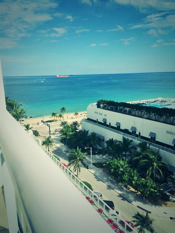 Edwinhasnoclue's tweet photo. #LasOlas 🌴🌞 http://t.co/FvosNJGgty