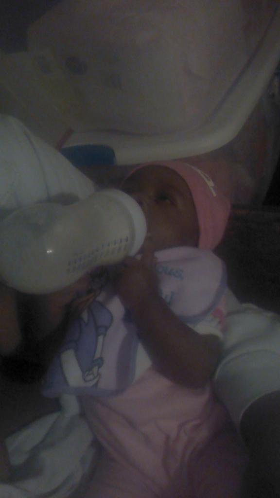 _LookinTheMiRA_'s tweet image. Who Taught Her How To Hold Her Own Bottle? 😳😳😳 #DaughterGirl #SoAdvanced #OnlyOneMonth