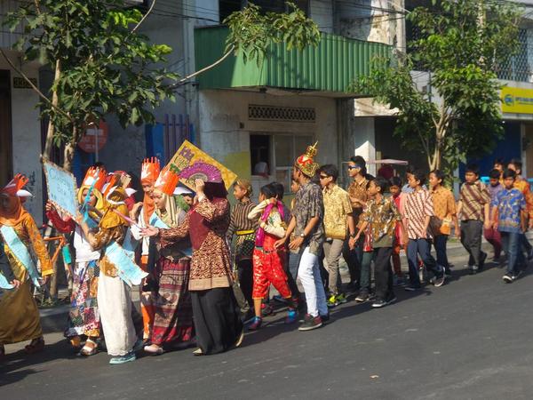 justnau's tweet photo. Foto lain dari #haribatiknasional @SMPPrestasi @SMAPrestasi http://t.co/5ap32I4740