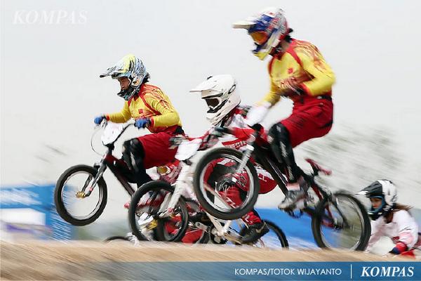 hariankompas's tweet photo. Elga ”Dijepit” Dua Pebalap Tiongkok #KompasFoto #hal30 http://t.co/19lXS9vqKw