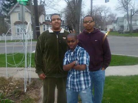 blackhammer_3's tweet photo. @BlueJay_4 him and big brothers http://t.co/CNFajAtPEi