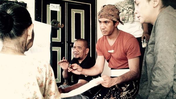 Reza Rahadian dan <a href="/MAIAsangJUARA/">MAIA ESTIANTY THE QUEEN</a>  latihan membatik...
Selamat #HariBatikNasional 
#Day21 #GuruBangsaTjokroaminoto