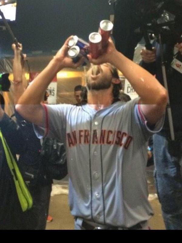 FourPuttBogey's tweet photo. WE SWEPT THE WILD CARD YOU GUYZZZZZ. #QuadrupleFisting http://t.co/7jI0Ha0ne7