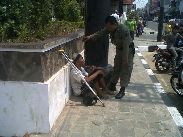 Penyisiran Gepeng dan Pengemis di sepanjang Jl. Jend Sudirman. <a href="/dedimulyadi71/">Kang Dedi Mulyadi</a>