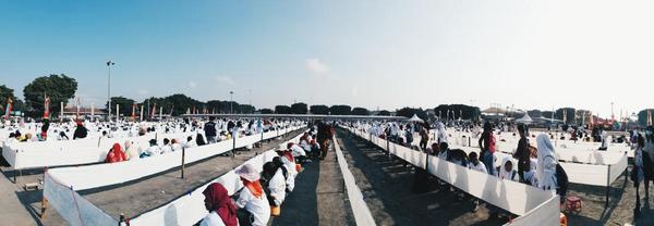 VisitJepara's tweet photo. WAW!!! RT @Jogja24Jam Membatik kain sepanjang 3 km di Alun Alun Utara, Yogyakarta. Memperingati Hari Batik http://t.co/uguxxJjOeD