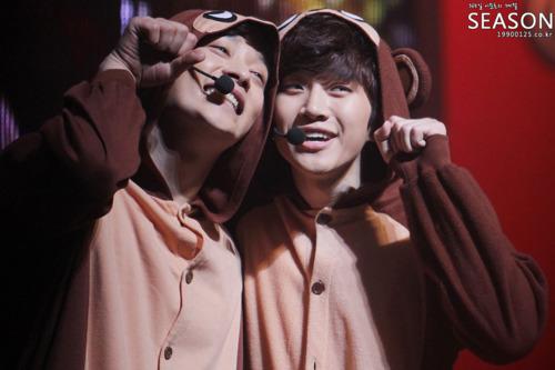 2PMMissAFTW's tweet photo. Woot! RT@YoungjaeFreak: ChanHo & their baby :D #2PM #GOT7 #GOTPM #Youngjae #MonkeyClan #Junho #Chansung http://t.co/aIBbmN81Io