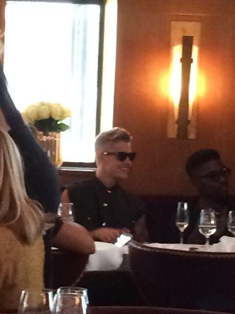 biebersmaniabr's tweet photo. Novas fotos de Justin almoçando em Paris - 30/09: http://t.co/lEAgjNxAAQ #EMABiggestFansJustinBieber http://t.co/pyZjRh19pA