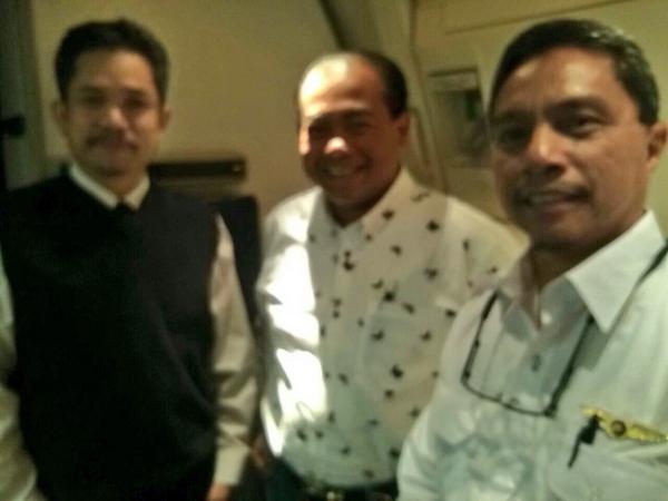 AKaprawi's tweet photo. Bersama Capt Anuar & Capt Kamaruzaman dlm penerbangan pulang dari Amsterdam MH19 #flyhigh #SupportMAS #homesweethome http://t.co/ARxlIeDPOJ