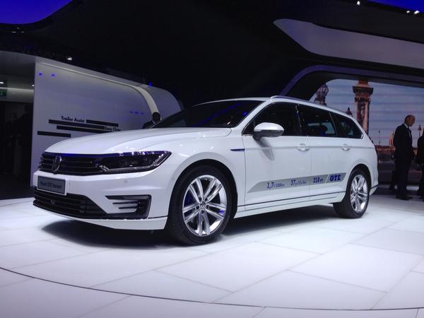 EilaParviainen's tweet photo. Vanhin #Volkswagen #pariisi2014 . Passat tuotannossa vuodesta 1973. Toki hiukan uusin vaattein: GTE 1,7 l/100km http://t.co/vZIKMC6n5H