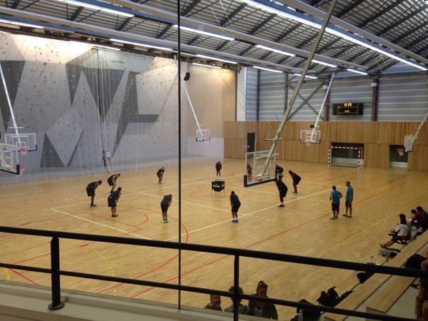 AssoASPEL's tweet photo. Entraînement de @FosBasketball au @TechnoSportMRS ! Le public de luminy a répondu présent ! #MPSPORT2017 http://t.co/7dszZhoQ6W