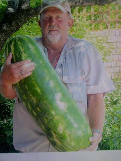 “Mnr. Pieter Barnard van die Ispi Boerdery, Nystroom, met ‘n massiewe waatlemoen van sowat 36 kg. ”<a href="/Len_Pretorius/">Len Pretorius</a>