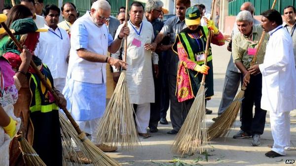 Break out the brooms: bbc.in/1nPp2RN India launches nationwide cleaning campaign - <a href="/geetapandey/">Geeta Pandey</a> reports