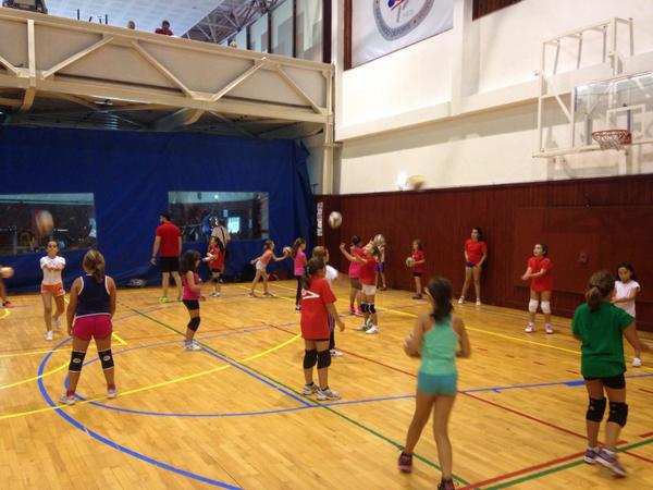 VoleibolRGCC's tweet photo. 75 NIÑAS #CursilloRGCC | ÉXITO DE NUESTRA ESCUELA | RÉCORD DE INSCRIPCIONES #RGCC #Unplacertrabajarconlaspeques http://t.co/Uq7fR4uZvX