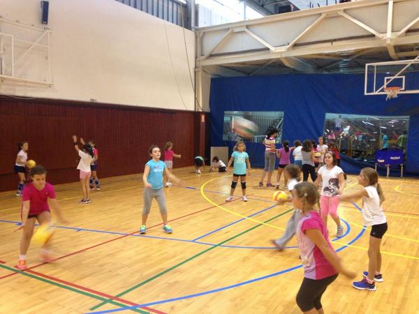 VoleibolRGCC's tweet photo. 75 NIÑAS #CursilloRGCC | ÉXITO DE NUESTRA ESCUELA | RÉCORD DE INSCRIPCIONES #RGCC #Unplacertrabajarconlaspeques http://t.co/Uq7fR4uZvX