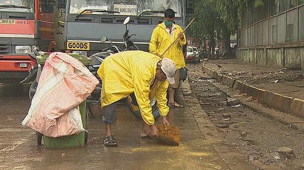 cnni's tweet image. In a country with not enough toilets, scavengers are paid just $5 a day to scoop human waste: cnn.it/1nPuWlU