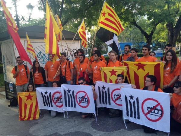 Tots a Madrid donant suport als dos companys encausats per cremar la foto del rei. Solidaritat #FocAlRei <a href="/absolucioja/">JordiGuifréAbsolució</a>