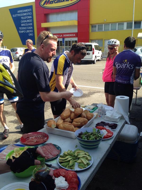 seanroyce1's tweet image. 50 miles done so far &amp;amp; lunch stop in the sunshine. Looking good. Onto #Maranello and #Ferrari