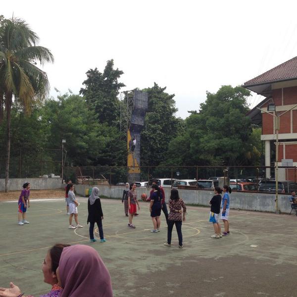 acaraTIUI's tweet photo. Yokk ke laptek blkg! Lagi pertandingan basket putri 13 vs 14 nih!🐪🐪🐪 http://t.co/U1hflcUI8j