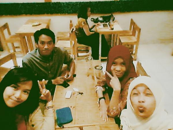 ggiixmadinna's tweet photo. Pusing mikirin dana....kaka idea menghibur diri dengan selfie :p cc @IDEAssociation http://t.co/YdYOKJVjRj