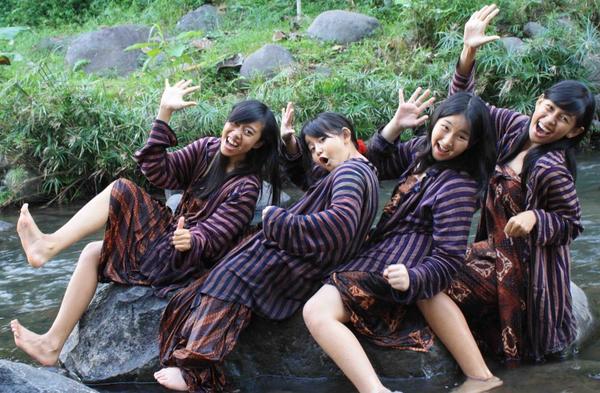 AmandaIsabellaT's tweet photo. @pinkemmaID we love Batik #GengBatik http://t.co/f5vw2Yx7s5