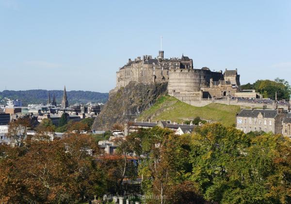 edinspotlight's tweet photo. It's a perfect day to get views of @edinburghcastle from the roof garden of the @NtlMuseumsScot like this http://t.co/yKaX23pHCk