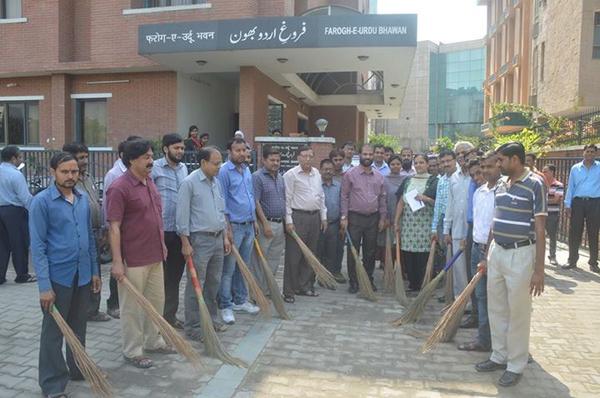 NCPUL1's tweet photo. @HRDMinistry قومی کونسل وزیر اعظم کے سوچھ بھارت تحریک میں اپنا مثبت کردار ادا کرنے میں کوشاں۔ http://t.co/S1oetbUr8I