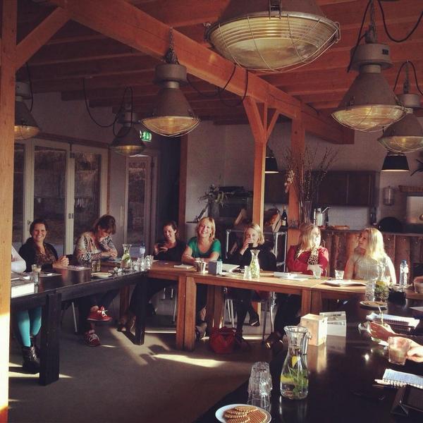 Zo doen we dat bij VROUW: bourgondisch vergaderen <a href="/Boergondineren/">Boergondineren</a> #gezellig