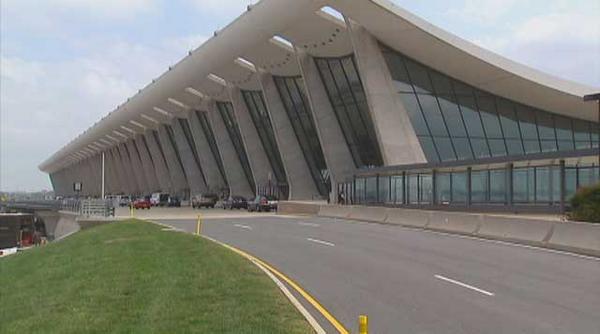 fox5dc's tweet photo. Ebola patient in US flew through Dulles Airport on United Airlines. 
http://t.co/3rYuV523n0 http://t.co/oFsmPTrn6q