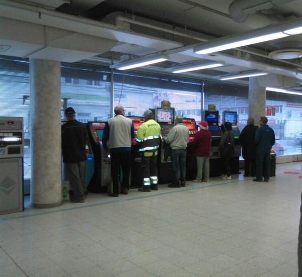 carmen92's tweet photo. Aquí a la gente le va el vicio!!!! http://t.co/dVjq1c9Zkb
