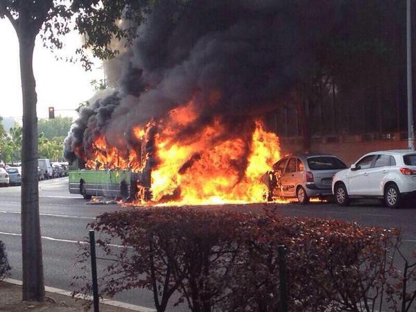 cordoba's tweet photo. Arde un autobús de Aucorsa en el centro de #CórdobaEsp http://t.co/ktPlNXGPwA http://t.co/w9vi1BqTC6