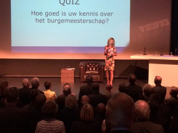 Raadslid uit Haarlem <a href="/m_schopman/">Marceline Schopman</a> als dagvoorzitter leidt <a href="/burgemeesters/">Burgemeesters</a> door kennisquiz over eigen ambt
