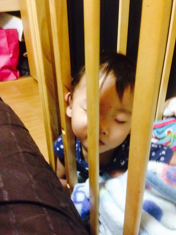 Tphtc5x's tweet photo. 風呂入ろち思ってベビーベッドみたらコレ 笑
淳くんと爆笑w横なって寝ればいんに(￣▽￣) http://t.co/9qfaHVadQB