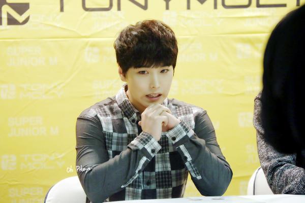 _GoodbyeDays's tweet photo. 141002 TonyMoly Fansign [cr: Oh Pitaya (#10pic) http://t.co/HuiNQ38GZd] #Sungmin 💙🎵💙 http://t.co/ZH3ASghJag
