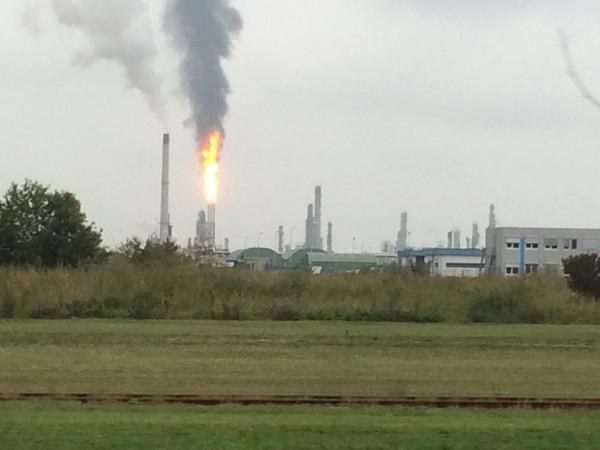 bmbbeveiliging's tweet photo. Affakkelen bij Shell Moerdijk. Roetdeeltjes in de Moerdijk?? Nee niet van de #Shell http://t.co/xGqdJVSDIo