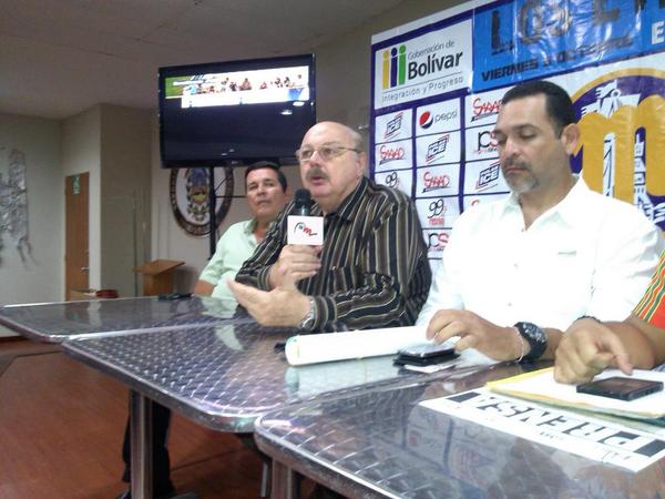 ctecachamay's tweet photo. El presidente de la fundacion la ceiba el sr  gaetano d elias.  Dando declaraciones en la rueda de prensa de béisbol http://t.co/3rU4AhbglC