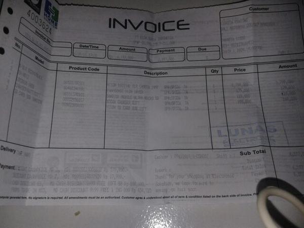 NonnNitha's tweet photo. @elect_solution kwitansi ini aneh krn saya tdk merasa beli kodak carger dan tdk mndapat vcr 100 tp trcetak sprti itu http://t.co/0nRD3m0NyF