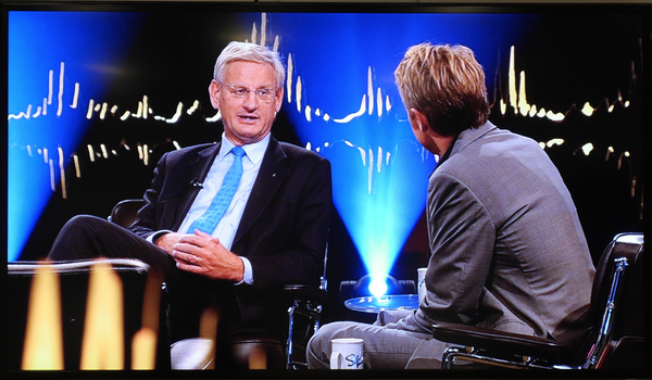 skavlanofficial's tweet photo. @carlbildt in the studio! Don't miss #Skavlan tomorrow... #SVT #NRK http://t.co/btKIZKP0IN