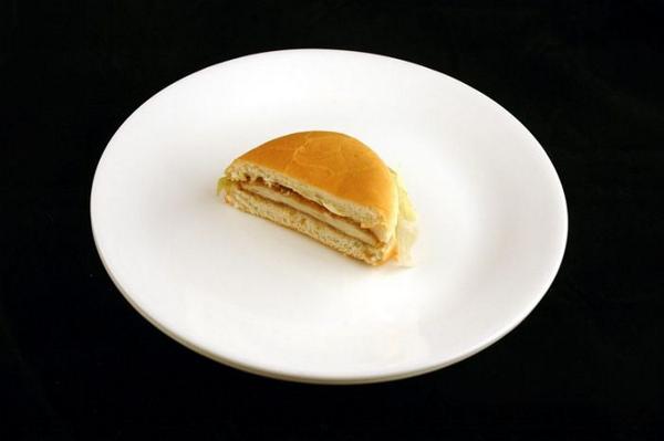 uketwi's tweet photo. 【画像】一挙公開！　色々な食べ物を200キロカロリー分だけお皿の上に乗せてみたhttp://t.co/OMWG5WV7BA http://t.co/XlHXWTlO7g