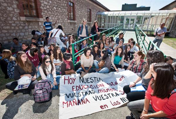 fotografiaDB's tweet photo. Los alumnos de Enfermería protagonizaron ayer una sentada como protesta en su primer día de clase. Fotos: L.L. Araico http://t.co/W1sVQgBa6K