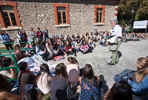 fotografiaDB's tweet photo. Los alumnos de Enfermería protagonizaron ayer una sentada como protesta en su primer día de clase. Fotos: L.L. Araico http://t.co/W1sVQgBa6K