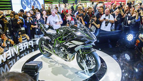 odmag's tweet photo. Insanity on two-wheels- #Kawasaki Ninja H2R with 300PS on tap. Unveiled at the #Intermot2014 http://t.co/nJFWmXYHKE http://t.co/SOz0oSe0Zc