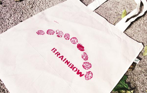 Antiwitz_at's tweet photo. Brainbow TrageTasche #brainbow #zwerkstatt #antiwitz #fair #bio #tshirts #TASCHEN http://t.co/f2zQY4ILB5