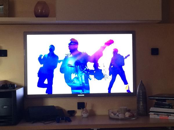 Denni_80's tweet photo. Cos'è bella sta pubblicità!!! #u2iphone http://t.co/T76fY8wNK6