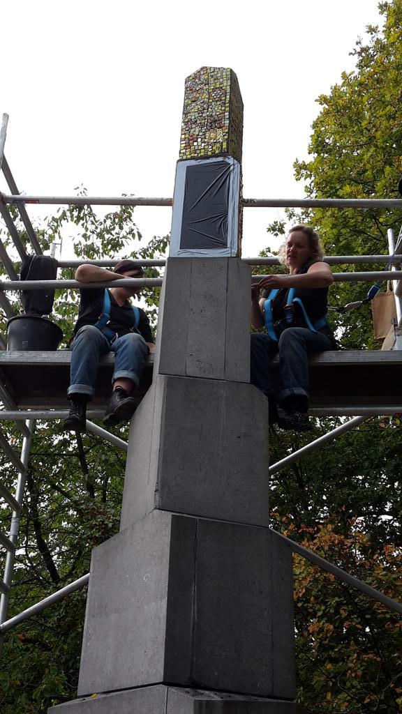 Er word hard gewerkt aan het versieren van de #obelisk #rijpelberg door <a href="/GabyKoeter/">Gaby Koeter</a>  en @WandaHendrickx