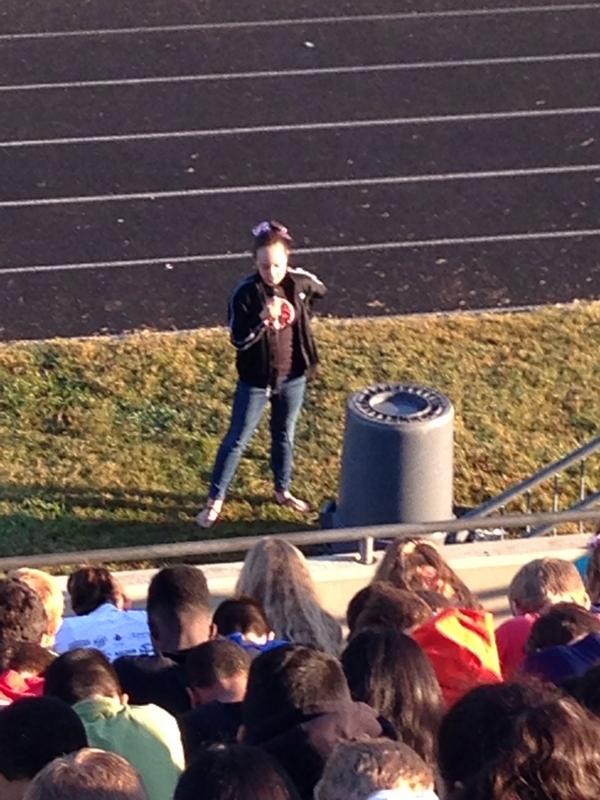 TracyPassmore's tweet image. Live seeing Students @dmsfca lead!!! @JDMealor and Amy's girl praying!