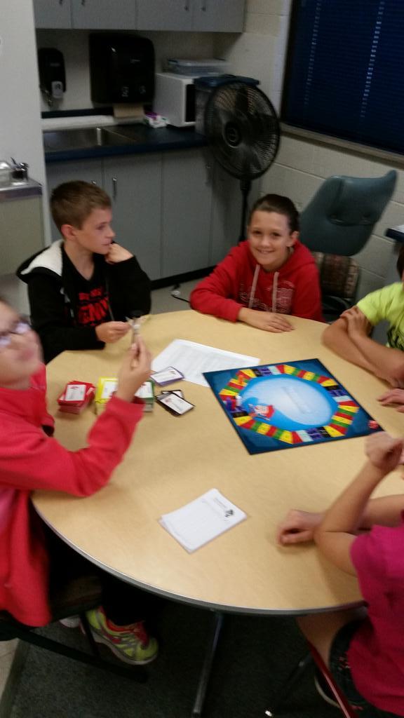 JakeDurnil's tweet photo. 5th grade working with words centers http://t.co/S3sOyHpH5I