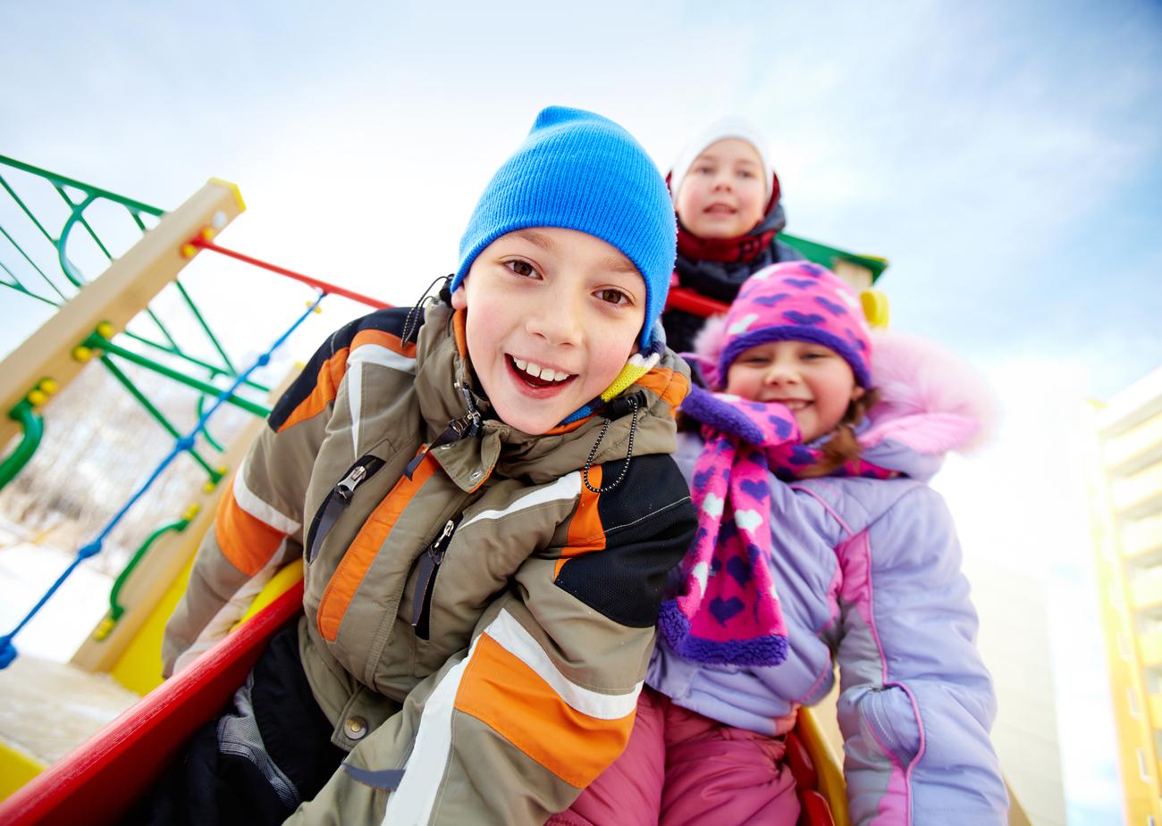 дети весной на улице. фон ура каникулы. ура каникулы.