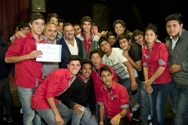 QuintelaRicardo's tweet image. En entrega de premios a los chicos ganadores de #Estudiantina2014.¡Gracias por su participación y compromiso chicos!